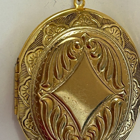 4/$100 vintage 1980 Elegant Gold Ornate photo locket necklace 24 inches 💙 - Picture 4 of 9